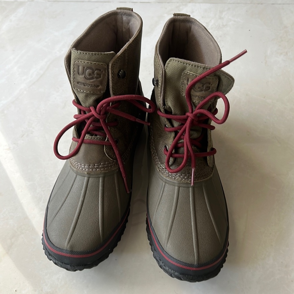 UGG men’s boot  new without tags  color green size 11